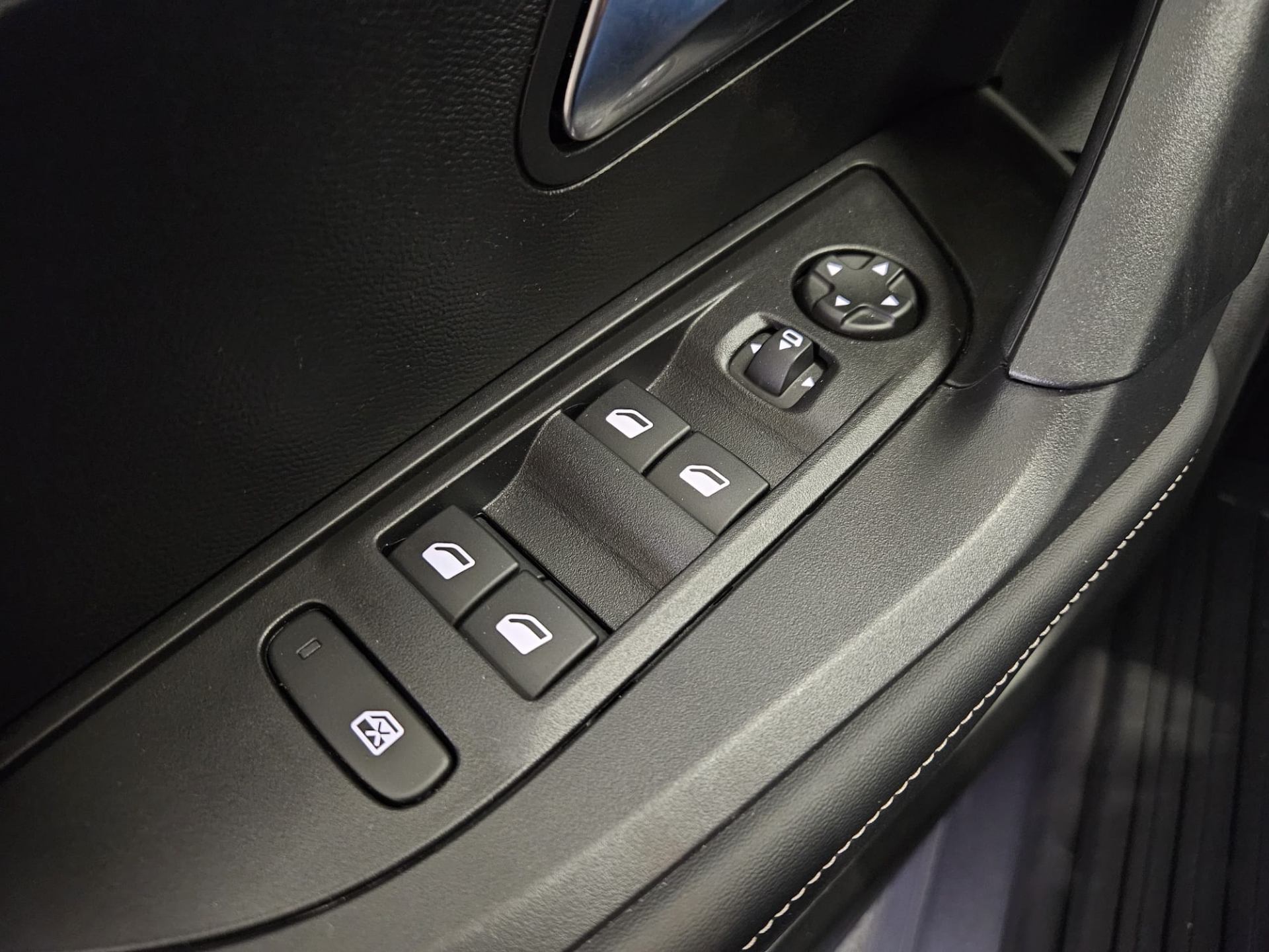 Peugeot 2008 Hybrid Allure e-DSC6
