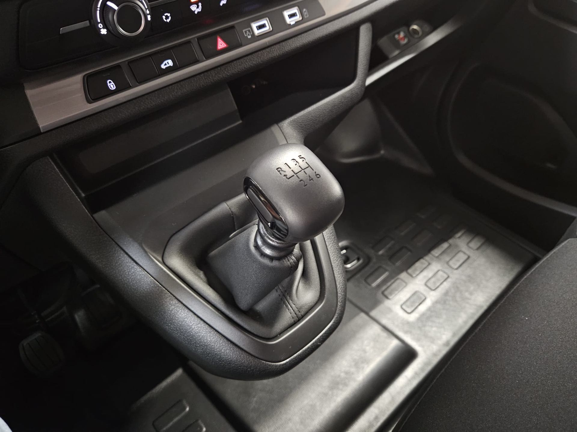 Peugeot Expert Bestelwagen M (L2) Diesel 150 pk Manueel 6