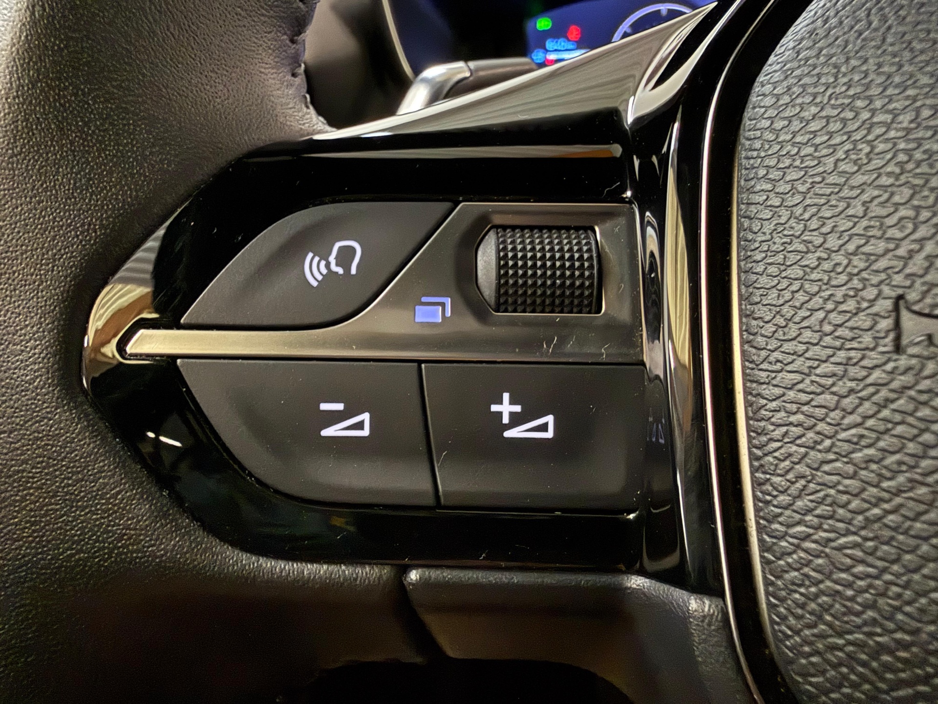 Peugeot 2008 Hybrid Allure e-DSC6