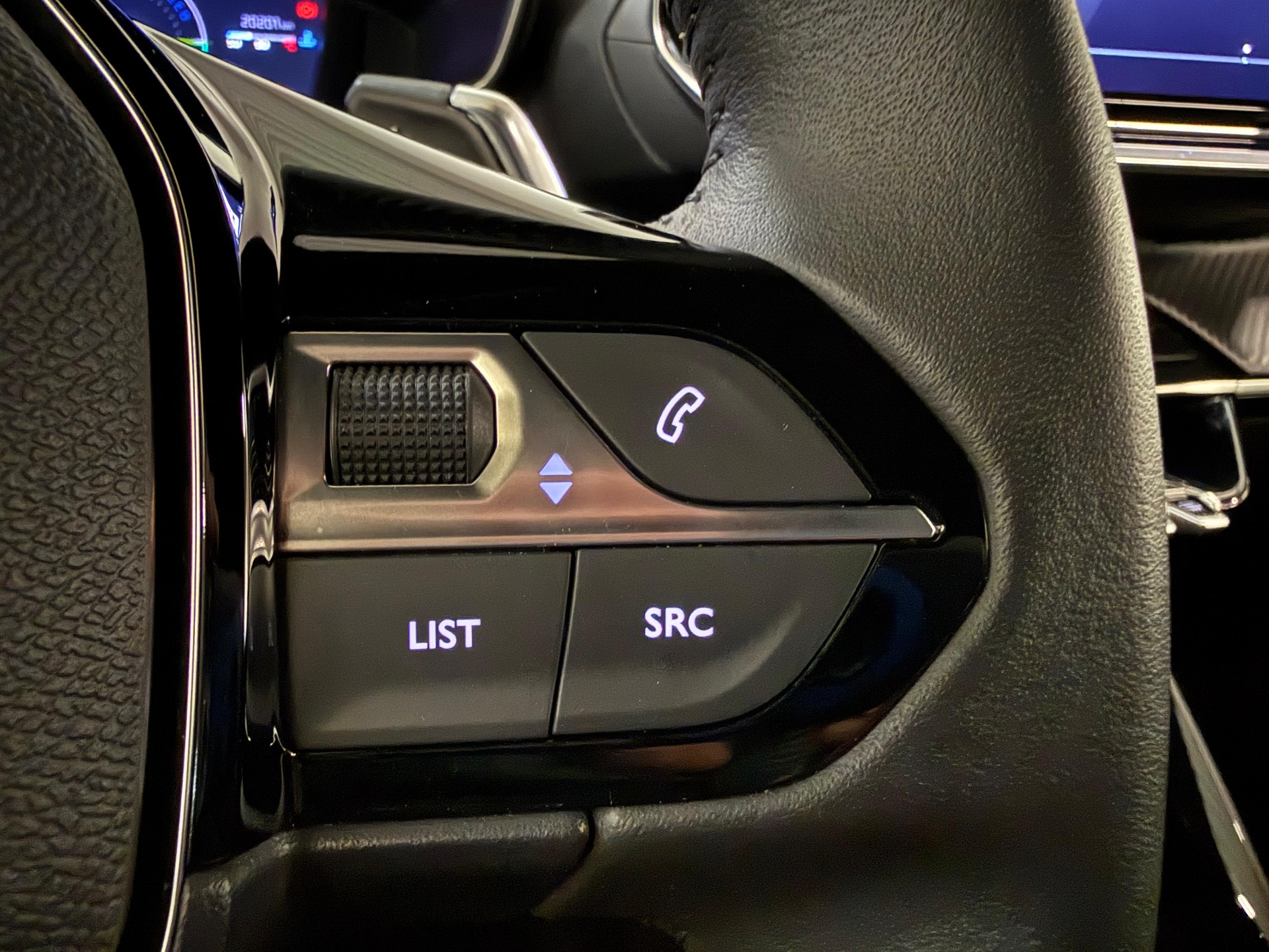 Peugeot 2008 Hybrid Allure e-DSC6