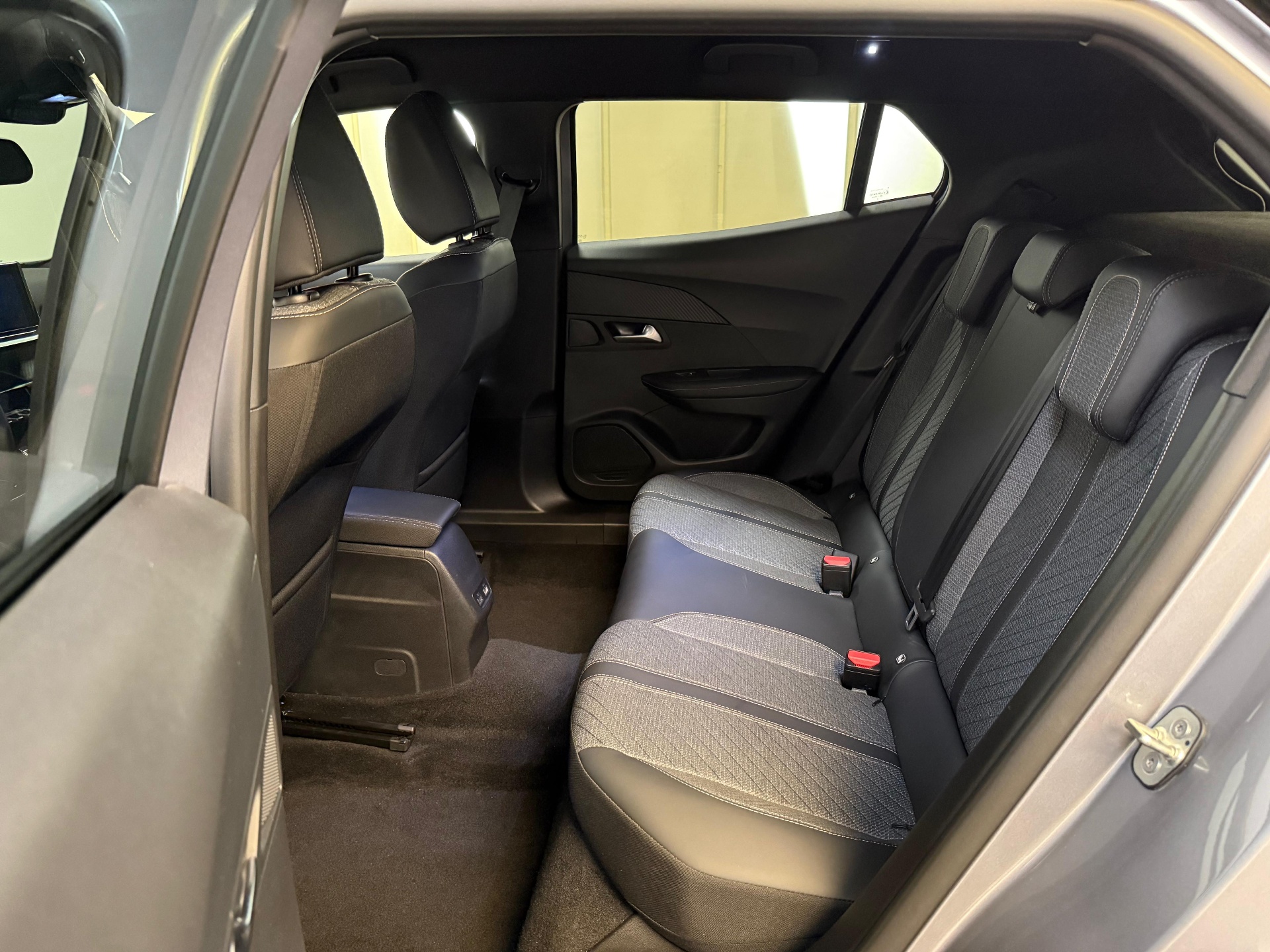 Peugeot 2008 Hybrid Allure e-DSC6