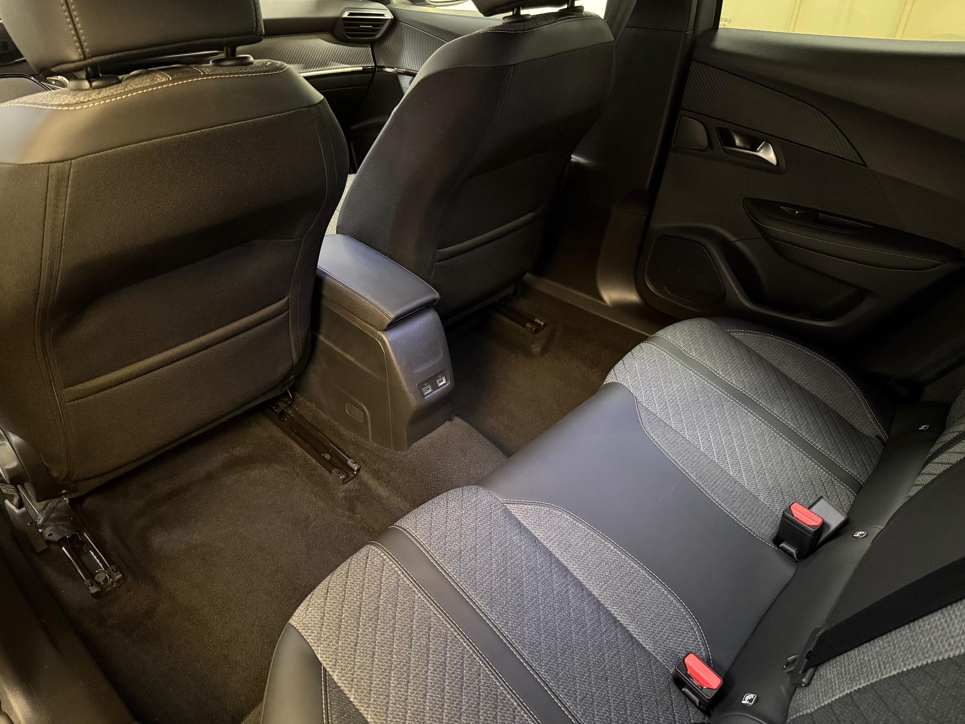Peugeot 2008 Hybrid Allure e-DSC6