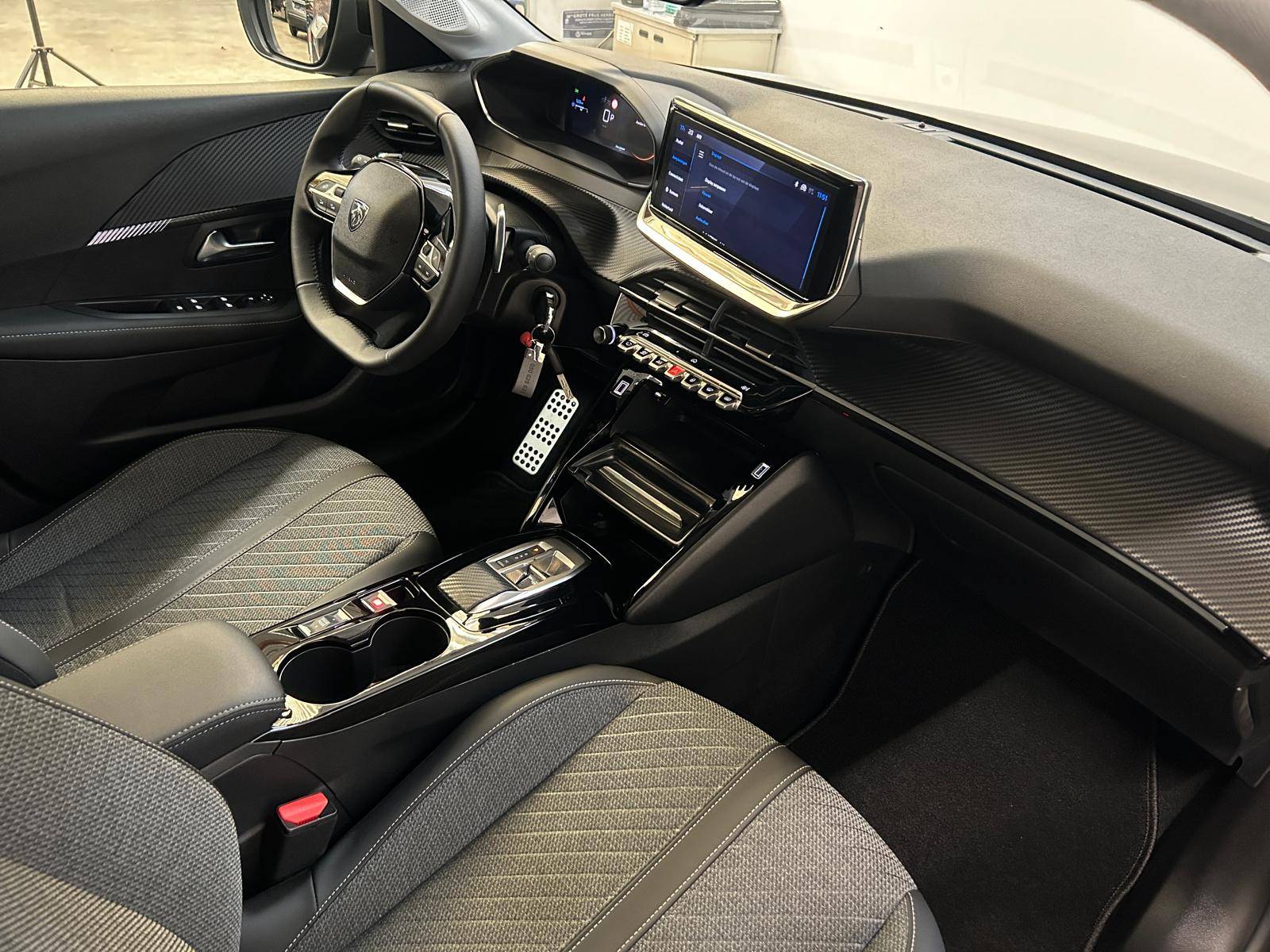 Peugeot 208 Hybrid Allure e-DCS6 – TREKHAAK AFNEEMBAAR