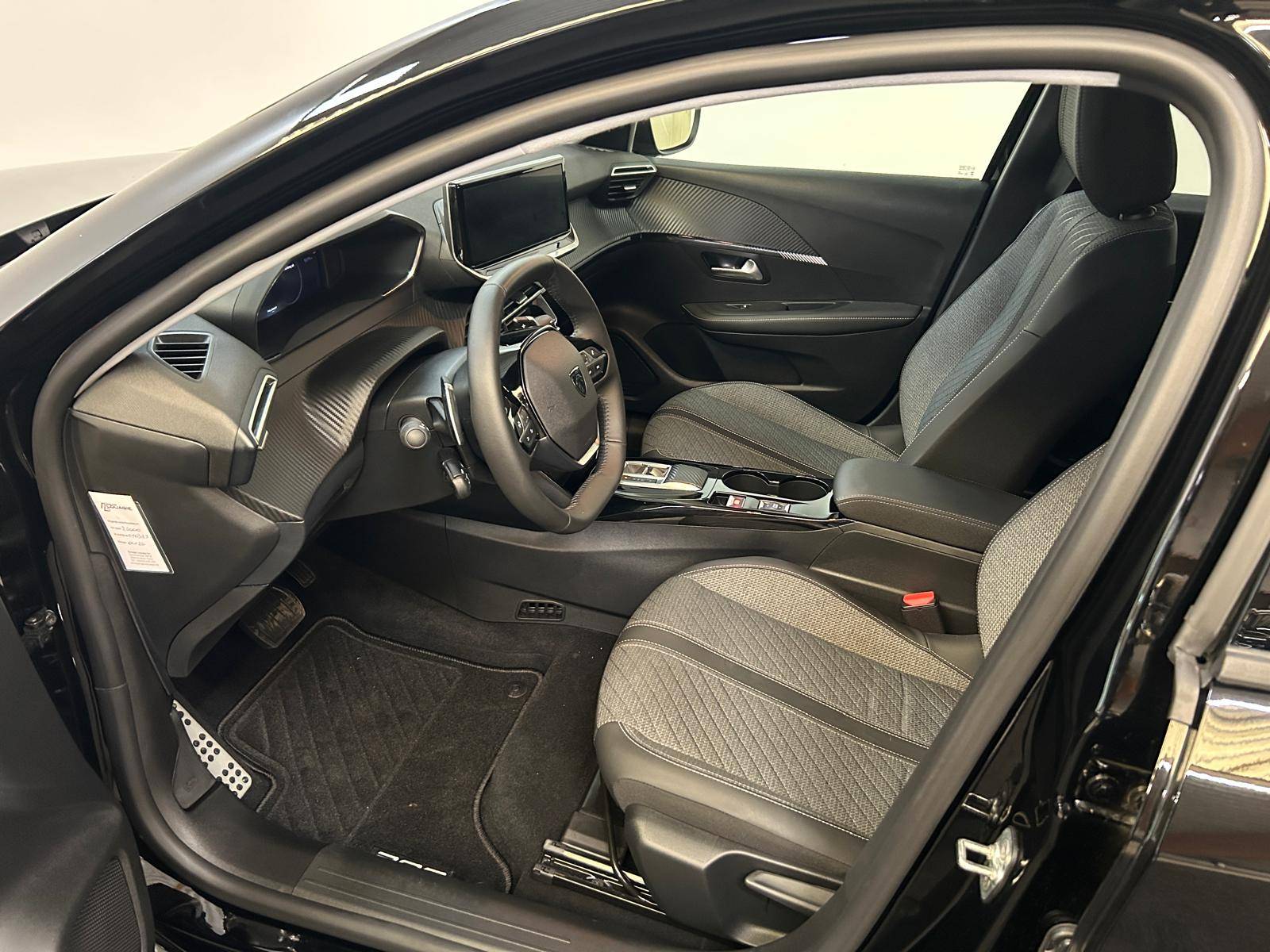 Peugeot 208 Hybrid Allure e-DCS6 – TREKHAAK AFNEEMBAAR