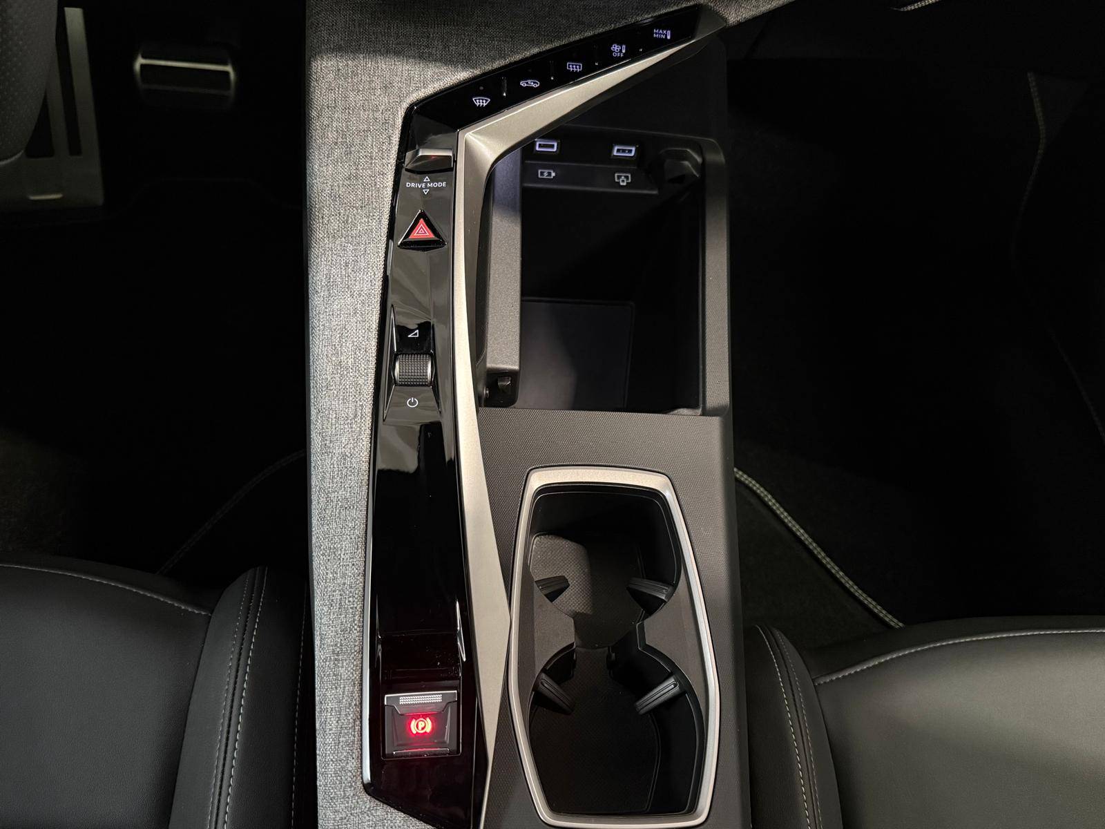 Peugeot 5008 New Hybrid GT e-DSC6