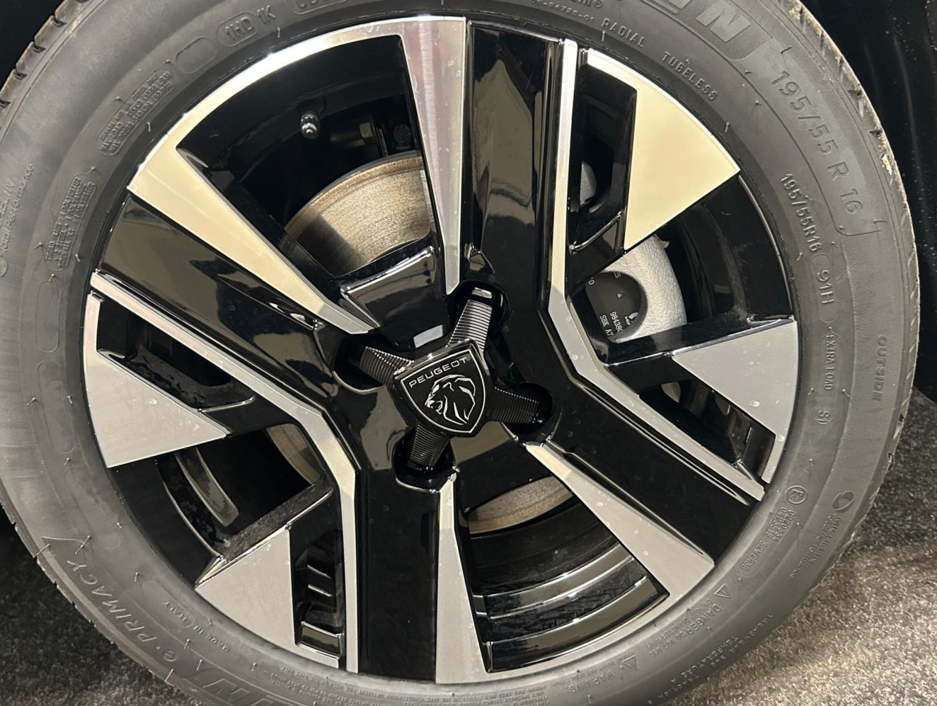 Peugeot 208 Hybrid Allure e-DCS6